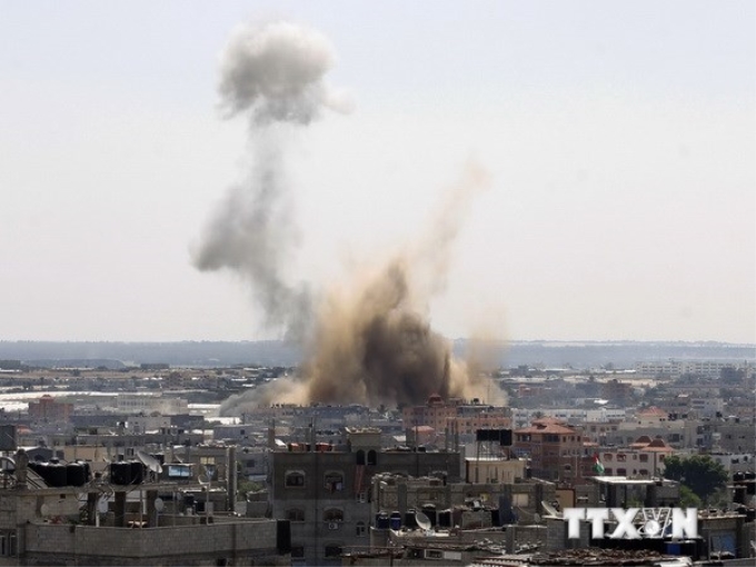 Khói lửa bốc lên sau vụ oanh tạc của Israel xuống Rafah, phía nam Dải Gaza ngày 8/8. (Ảnh: AFP/TTXVN)